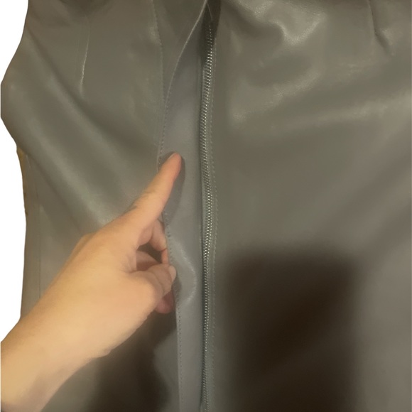 Midi length leather skirt - Picture 2 of 3